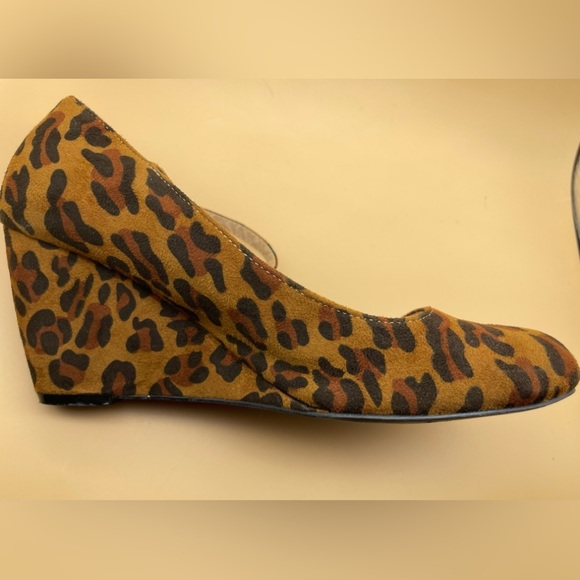 Chase & Chloe Emmy Mary Jane Wedge Pump
LEOPARD, Size 10, Preowned condition - Picture 5 of 10